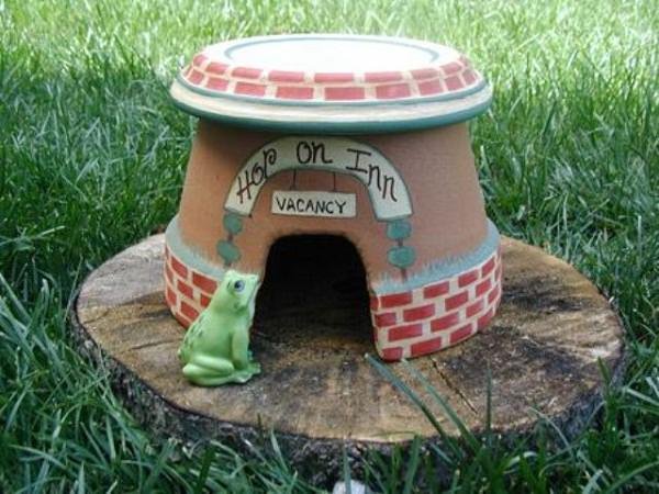 broken pot frog house