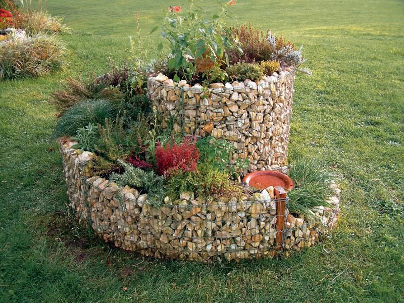 Herb spirals stone can also be bought. The trend gabions, ie stones in metal grids.