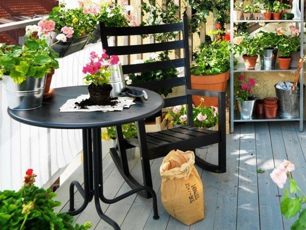 small-balcony-design-ideas-flowerpots-garden-furniture-rocking-chair-round-table