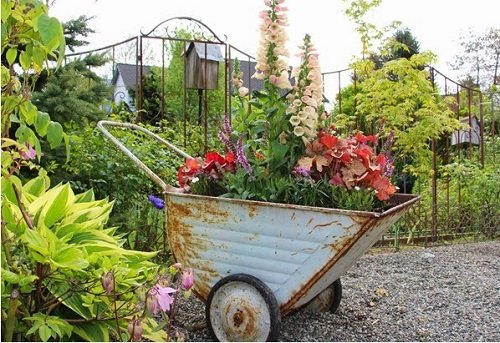 Cool DIY Ideas to Make Your Garden Look Great 15