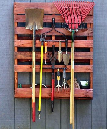 8 DIY Pallet Tool Organizer Projects For The Garden | Balcony Garden Web