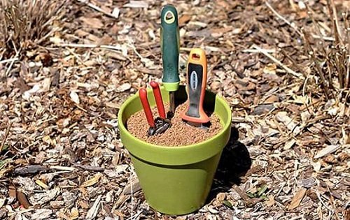 Self-Cleaning Garden Tool Holder in terracotta pot
