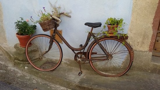 These 10+ Bicycle Planter Ideas are ideal if you want to add some vintage appeal with some creativity to your garden or entryway.