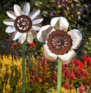 21 DIY Rusted Metal Garden Art & Decor Projects | Balcony Garden Web