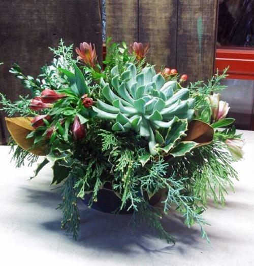 Eye-Catching Succulent Christmas Table Decoration Designs 4