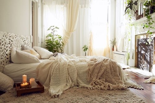 Romantic Bedroom Décor Ideas With Plant Theme 17