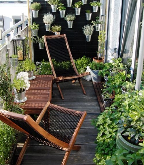 35 Balcony Gardens that Teach "Grow More in Less Space" 18