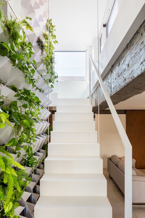 Staircase Wall Decor Ideas With Plants 2