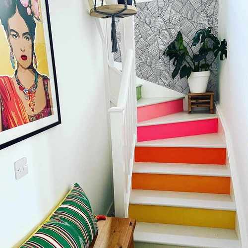 Staircase Wall Decor Ideas With Plants 11