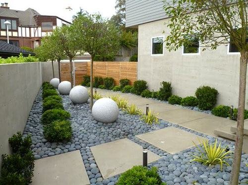 Eye-Catching Front Yard Landscaping Ideas 43