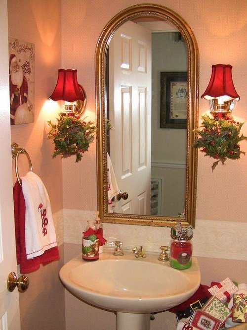 Fantastic Christmas Bathroom Decor Ideas with Plants 13