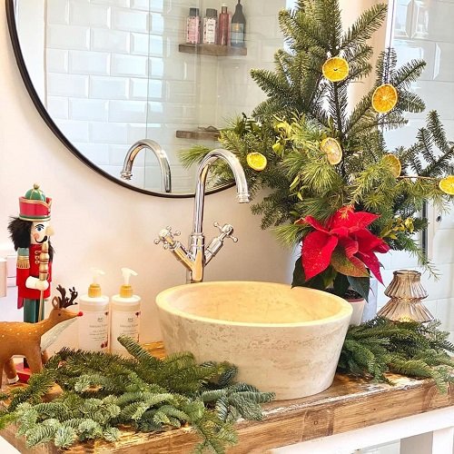 Fantastic Christmas Bathroom Decor Ideas with Plants 16