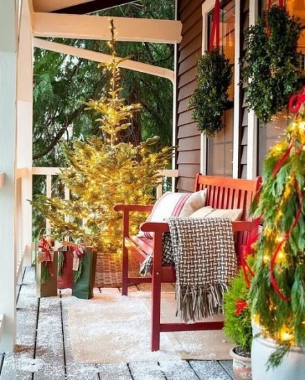 28 Balcony Christmas Decorations Ideas with Plants
