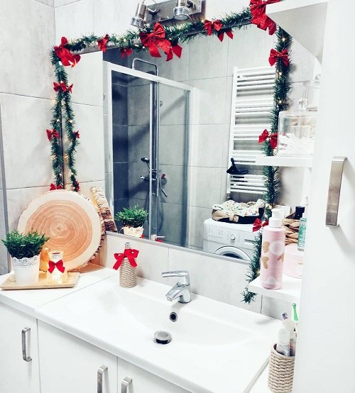 Fantastic Christmas Bathroom Decor Ideas with Plants 26