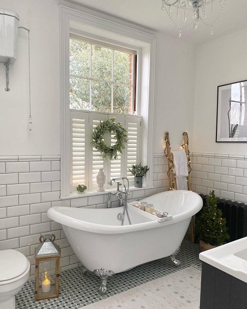 Fantastic Christmas Bathroom Decor Ideas with Plants 7