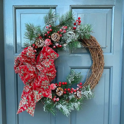 A large bow Grapevine Wreath Ideas
