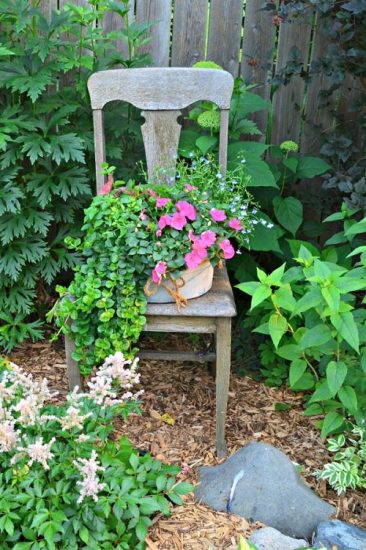 28 Crazy and Playful Garden Ideas from Old Unused Items