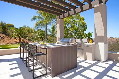 Outdoor Kitchen With Palm