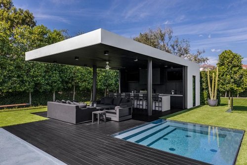 Outdoor Kitchen With Pool