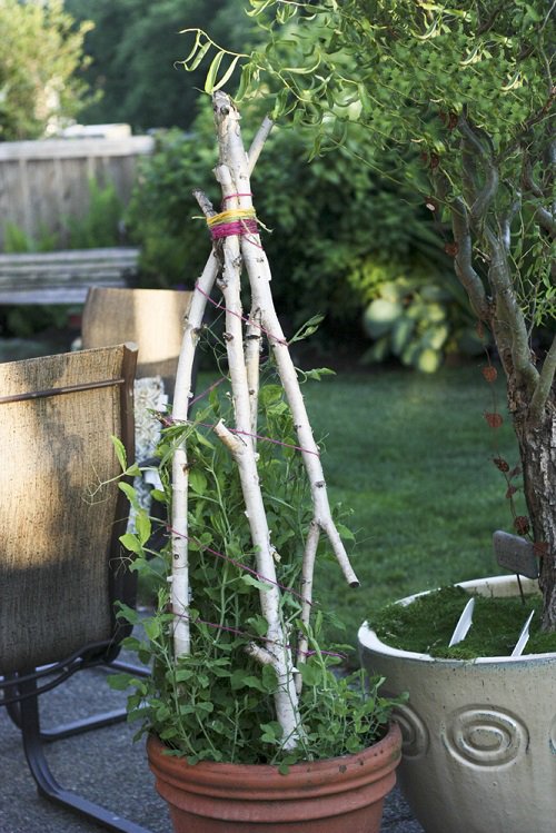 Make a Burlap wine to Tie Up Twigs
